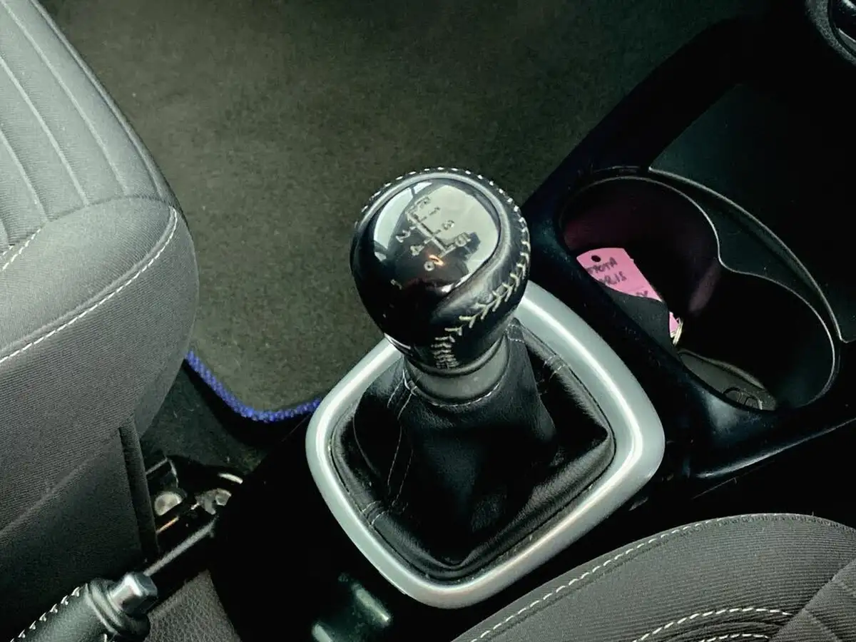 2016-toyota-yaris-133-design-tss-cvt-big-21
