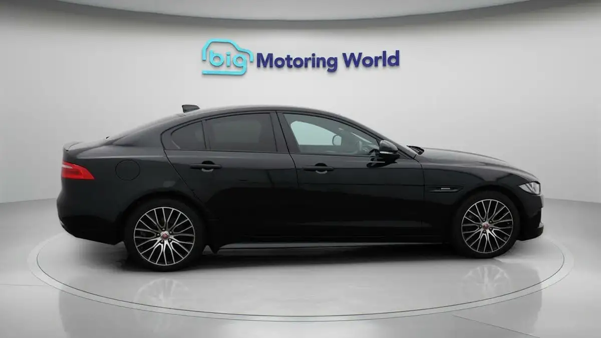 2019-jaguar-xe-20i-landmark-200ps-big-8