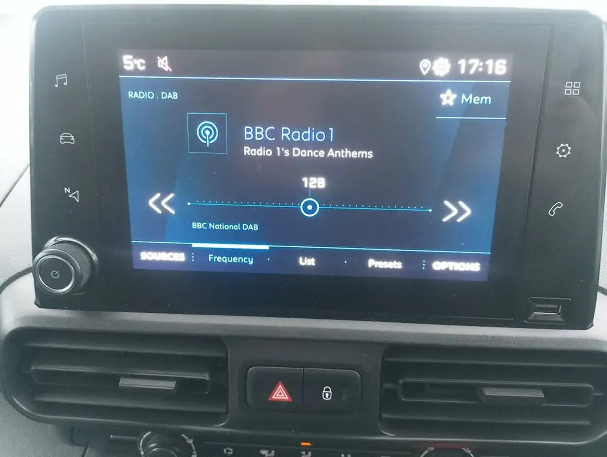 2020-peugeot-partner-15-bluehdi-1000-professional-100ps-eu6dt-panel-big-10