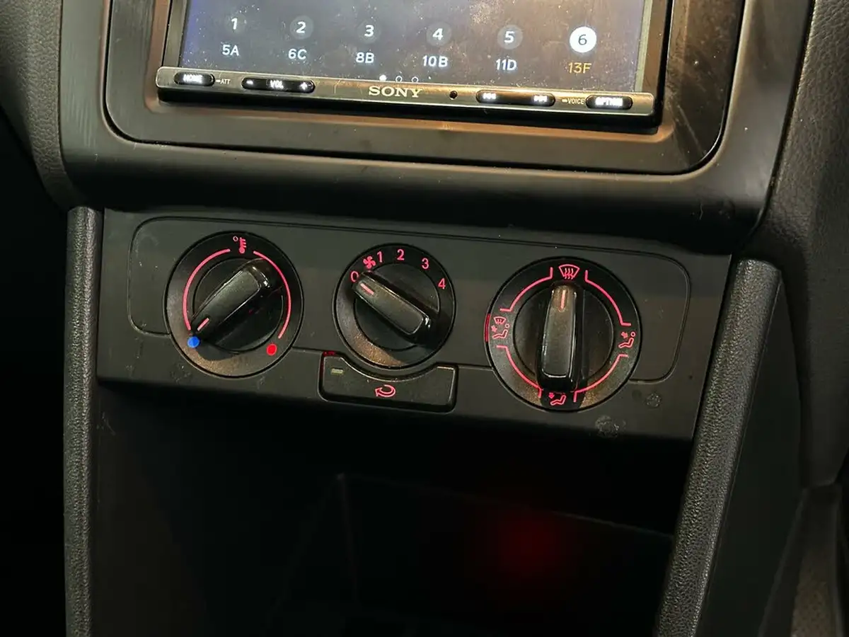 2011-volkswagen-polo-12-s-3d-big-35