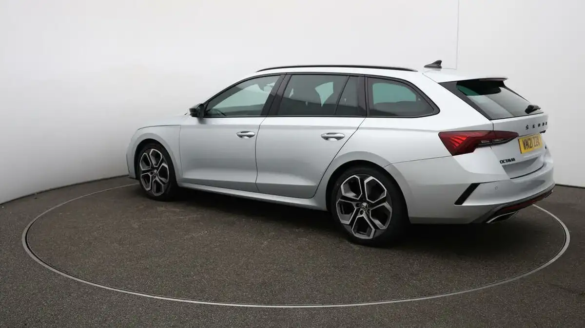 2021-skoda-octavia-20tdi-vrs-estate-big-35