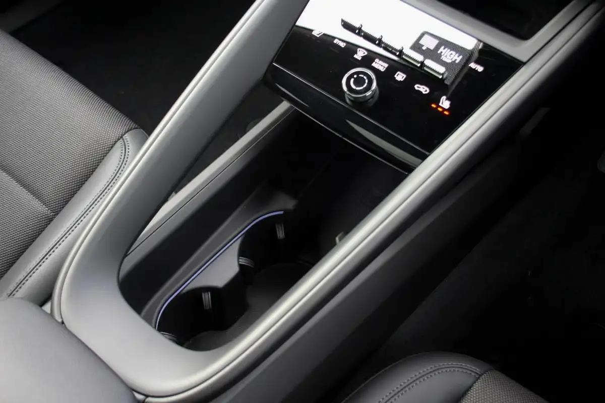 2025-porsche-macan-e-electric-big-31