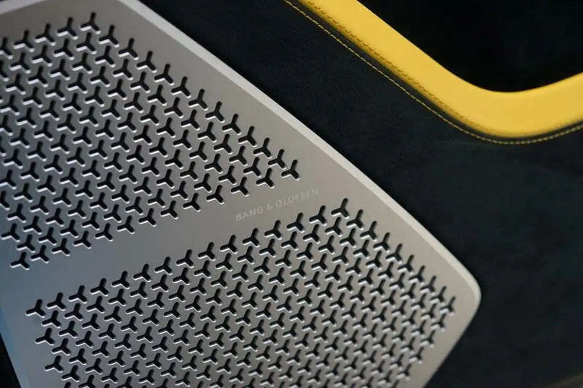 2023-lamborghini-urus-40-no-trim-big-11