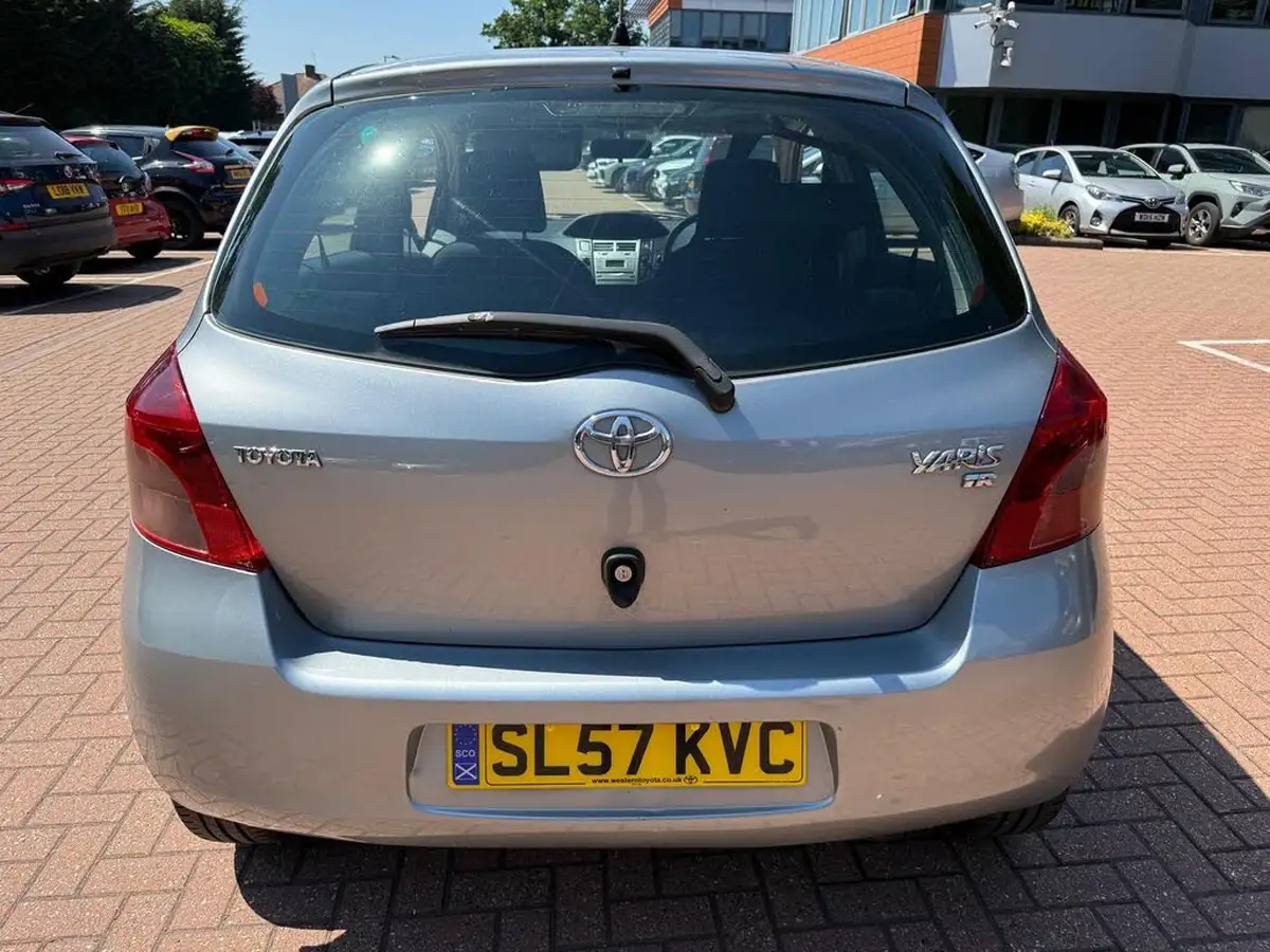 2007-toyota-yaris-13-tr-5d-big-12