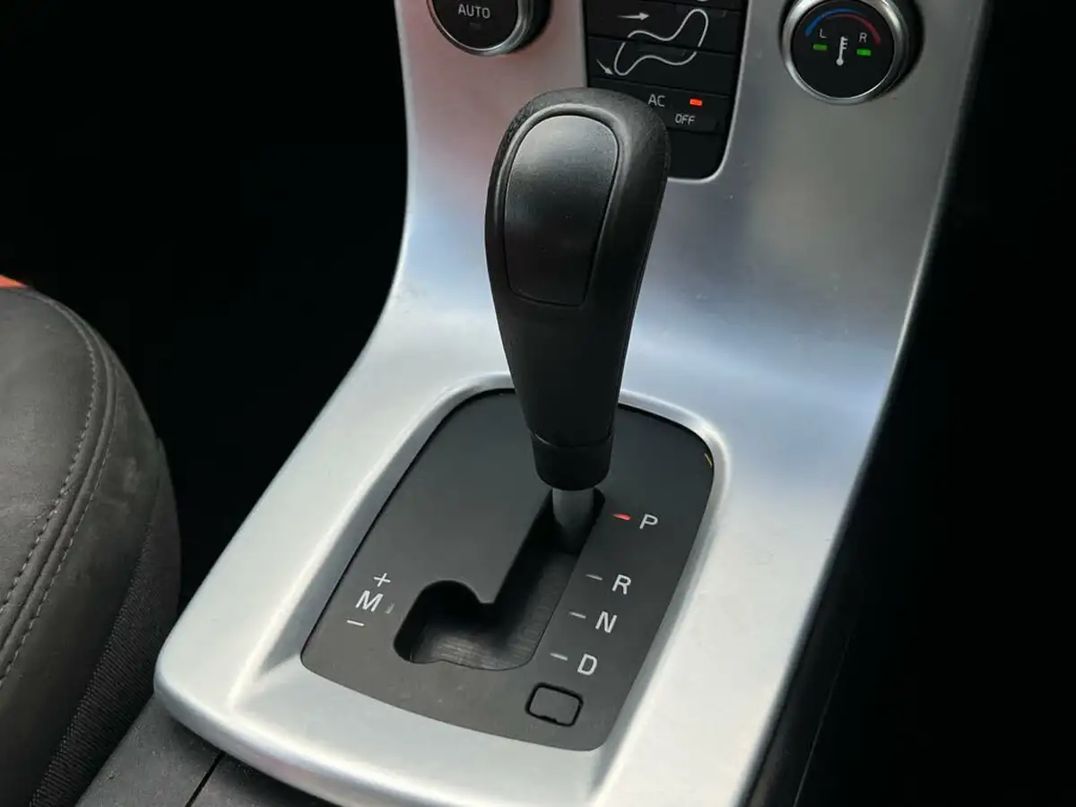 2010-volvo-c30-20td-se-hatchback-3d-powershift-big-17