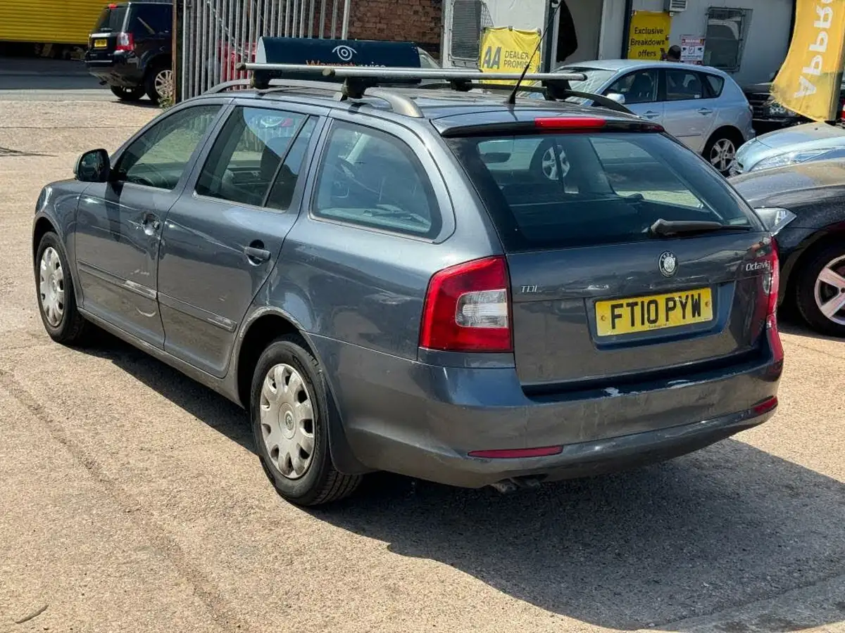 2010-skoda-octavia-19td-s-estate-dsg-big-15