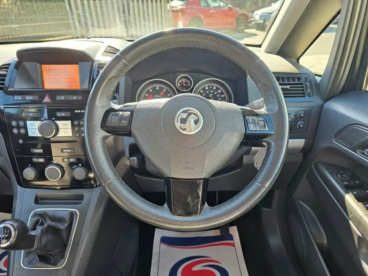 2013-vauxhall-zafira-18-design-140ps-big-22