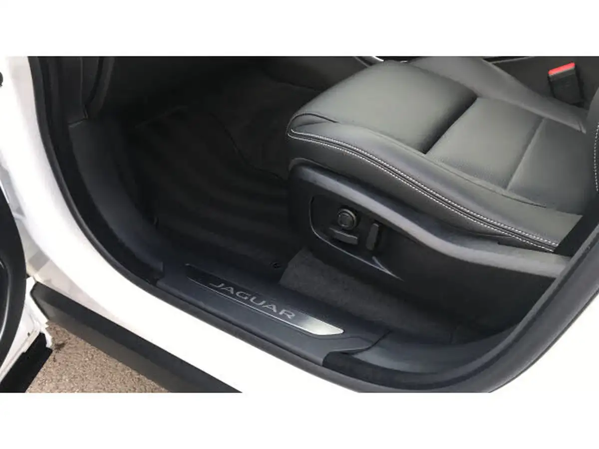 2024-jaguar-f-pace-20-d200-r-dynamic-s-big-26