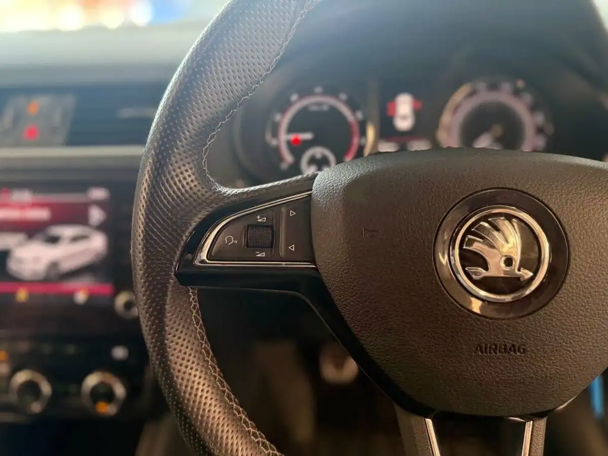 2019-skoda-octavia-20-tsi-vrs-hatchback-big-44