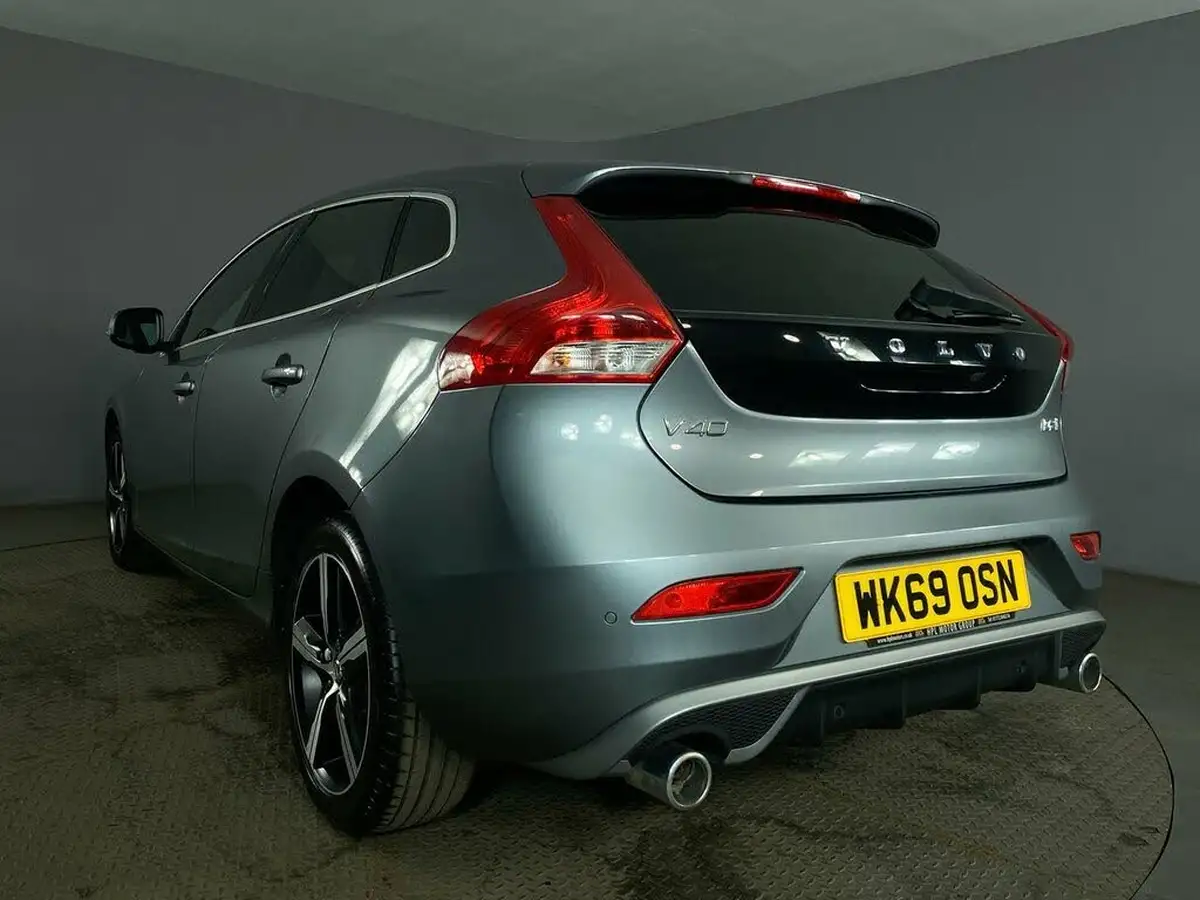 2019-volvo-v40-20td-d2-r-design-edition-big-21