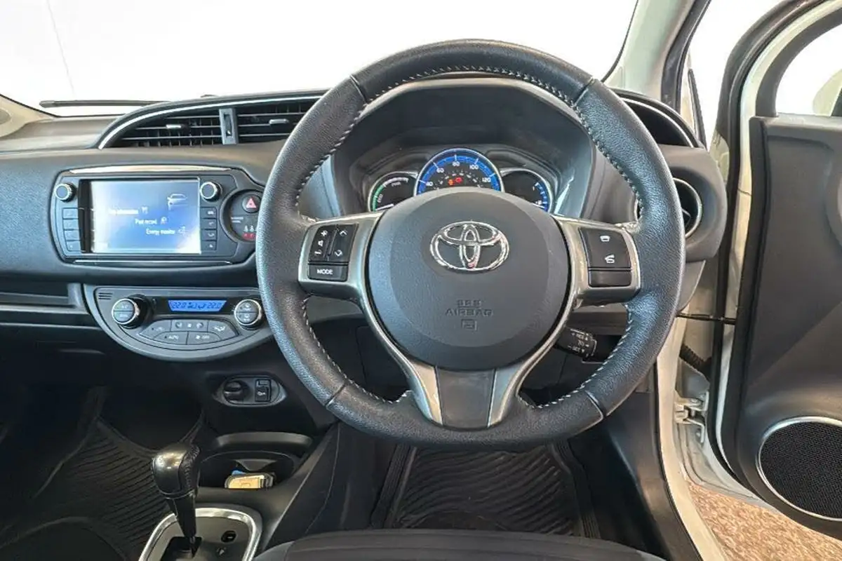 2014-toyota-yaris-15-vvt-i-excel-hybrid-big-8