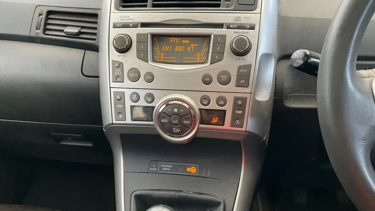 2011-toyota-verso-20td-tr-big-4