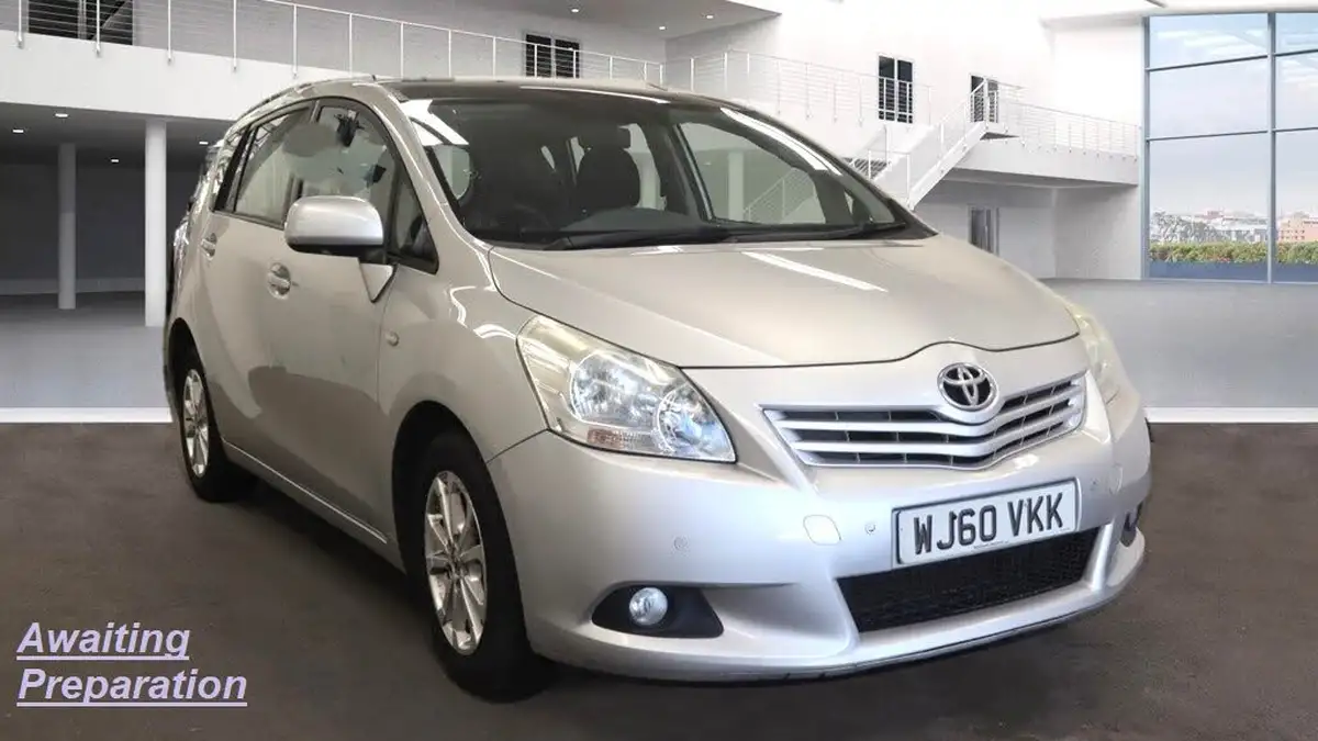 2011-toyota-verso-20td-tr-big-0