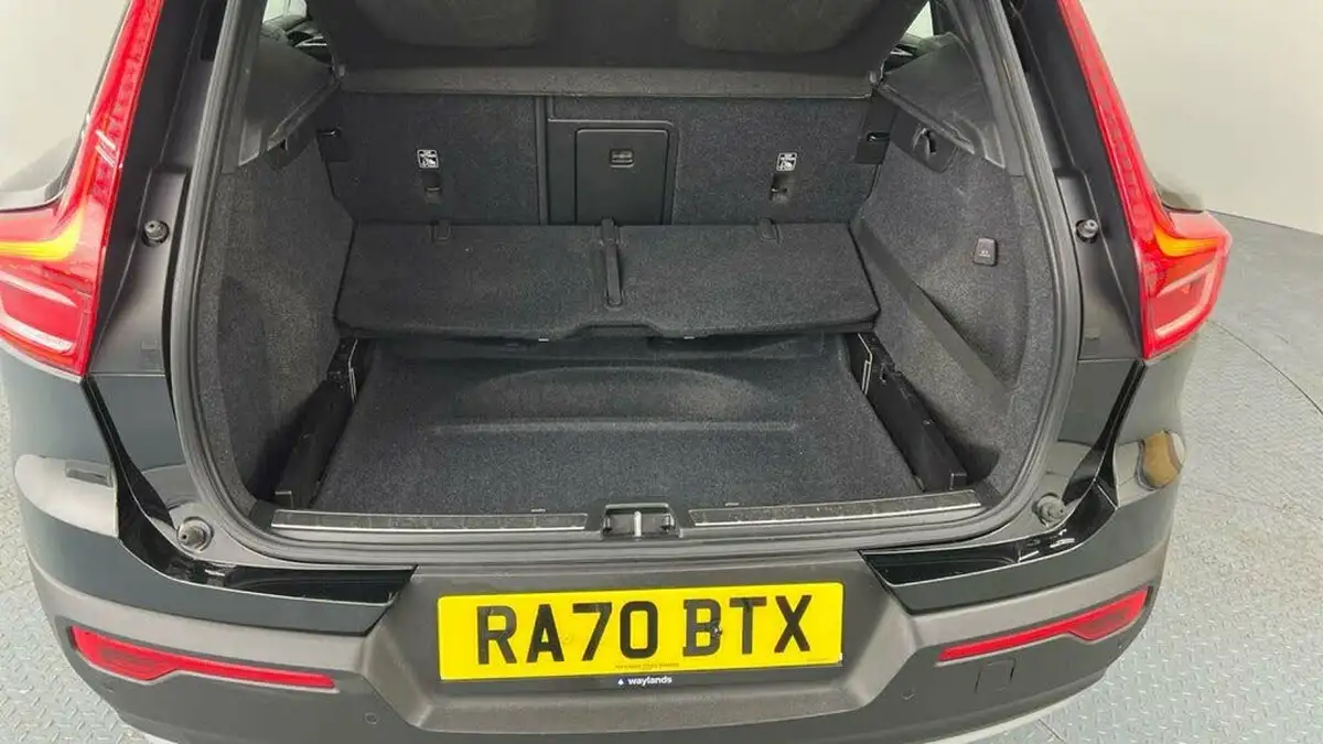 2020-volvo-xc40-20-b5-inscription-pro-big-13