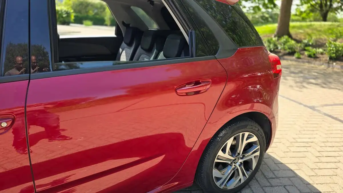 2015-citroen-c4-picasso-16bluehdi-selection-big-16