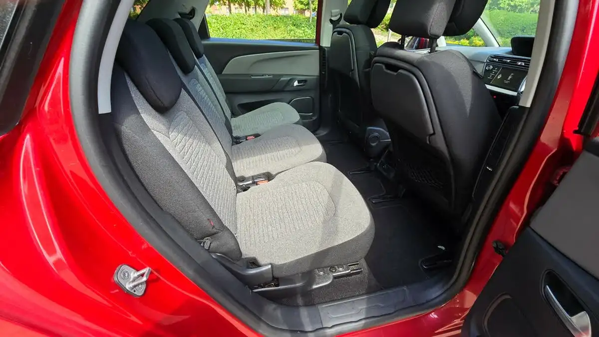 2015-citroen-c4-picasso-16bluehdi-selection-big-40