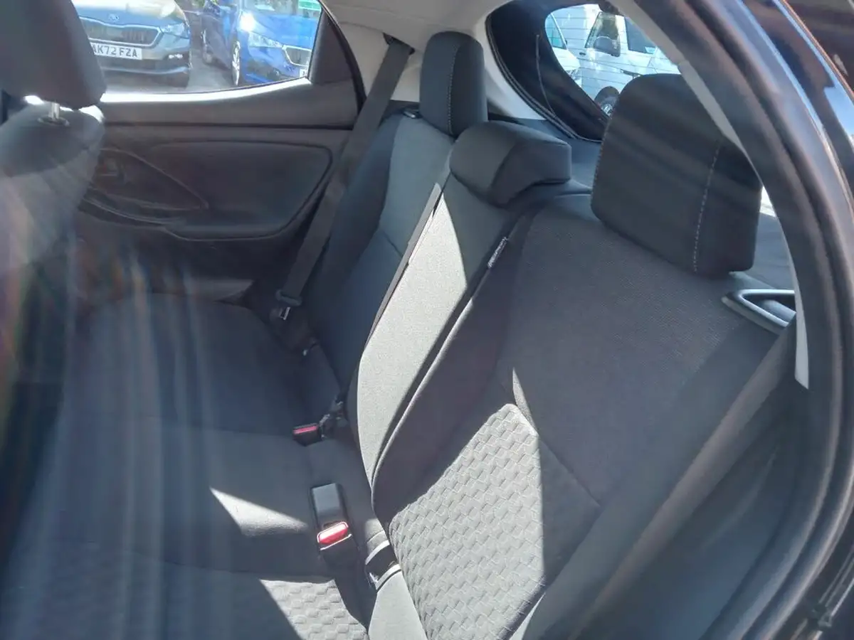 2021-toyota-yaris-15-vvt-i-icon-114bhp-hybrid-1490cc-e-cvt-big-16