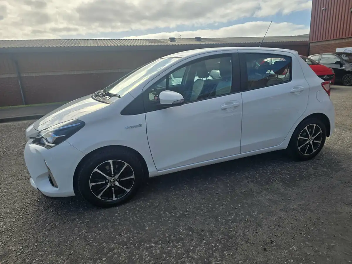 2019-toyota-yaris-15-vvt-i-icon-tech-98bhp-hybrid-1497cc-e-cvt-big-27