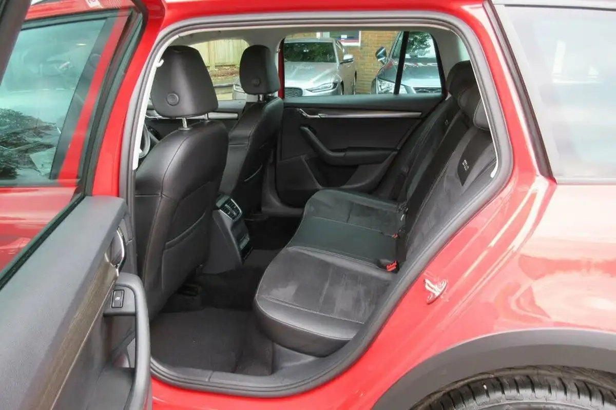 2018-skoda-octavia-20tdi-scout-184ps-dsg-big-48