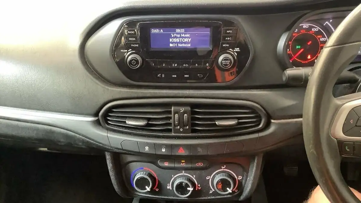 2017-fiat-tipo-14-easy-hatchback-big-6