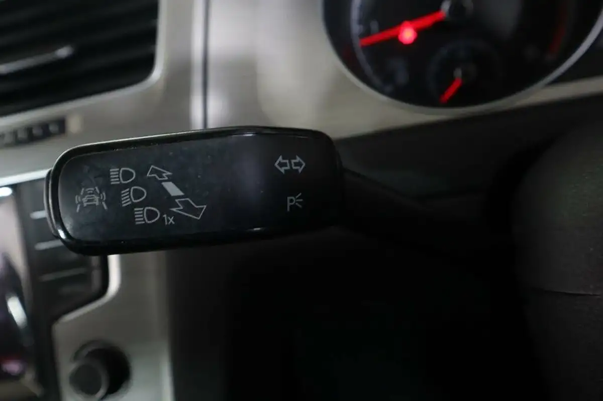 2015-volkswagen-golf-20tdi-match-bmtss-5d-dsg-big-23