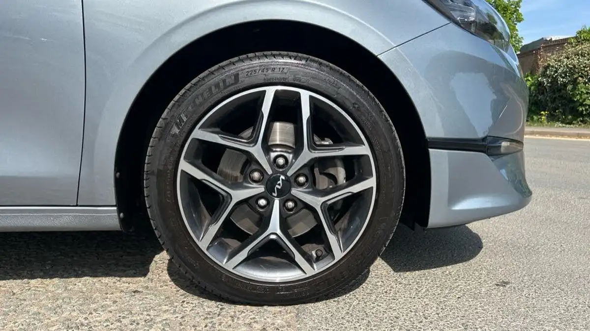 2022-kia-ceed-15-t-gdi-3-hatchback-big-4