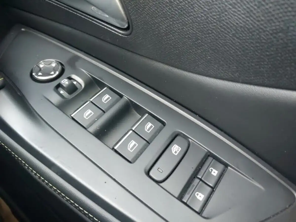 2022-peugeot-308-sw-12-puretech-gt-station-wagon-big-18