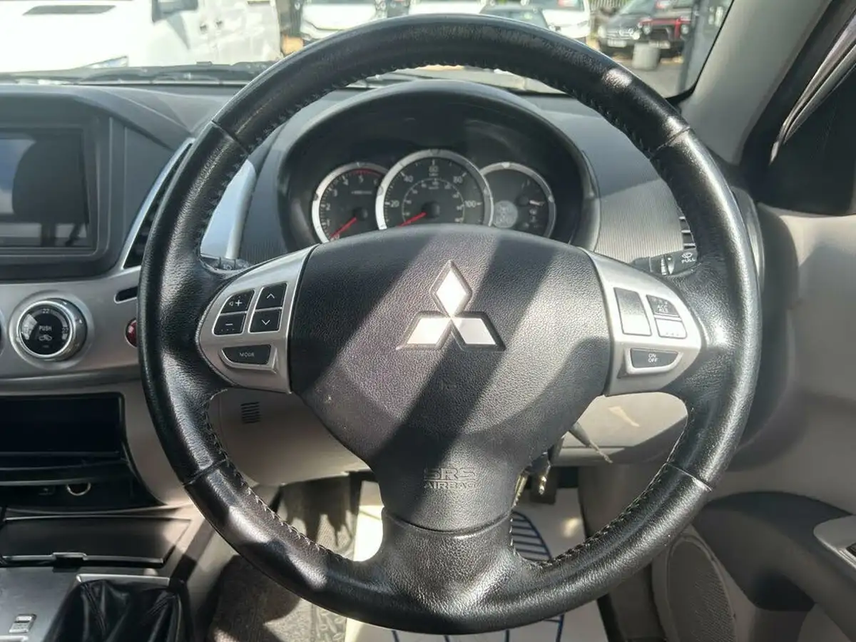 2013-mitsubishi-l200-25td-barbarian-auto-big-8