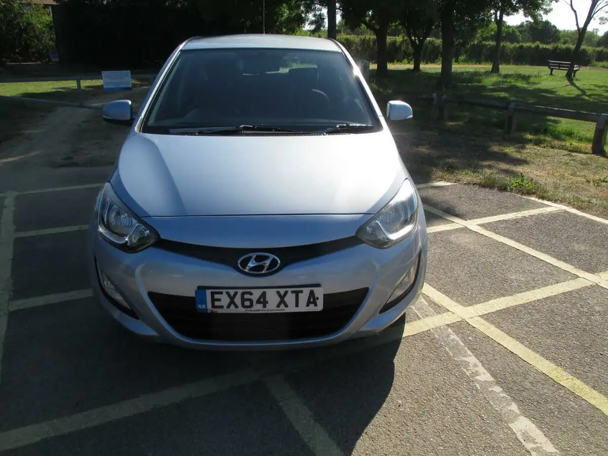 2014-hyundai-i20-12-active-5d-big-21