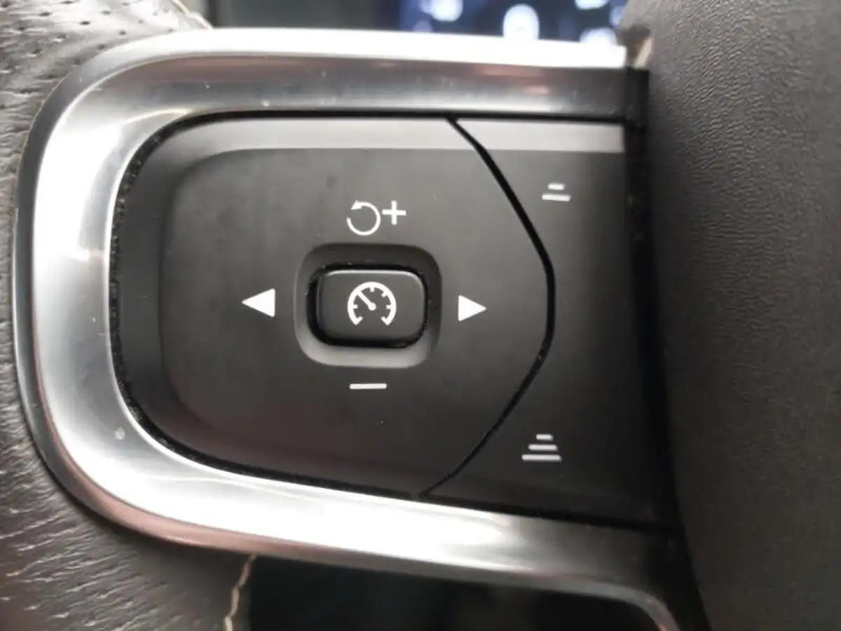 2020-volvo-xc40-15-t3-r-design-big-13