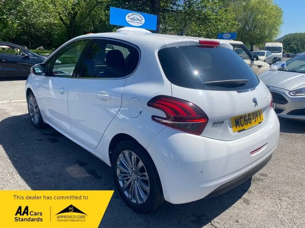 2017-peugeot-208-12-puretech-allure-82bhp-5d-big-4
