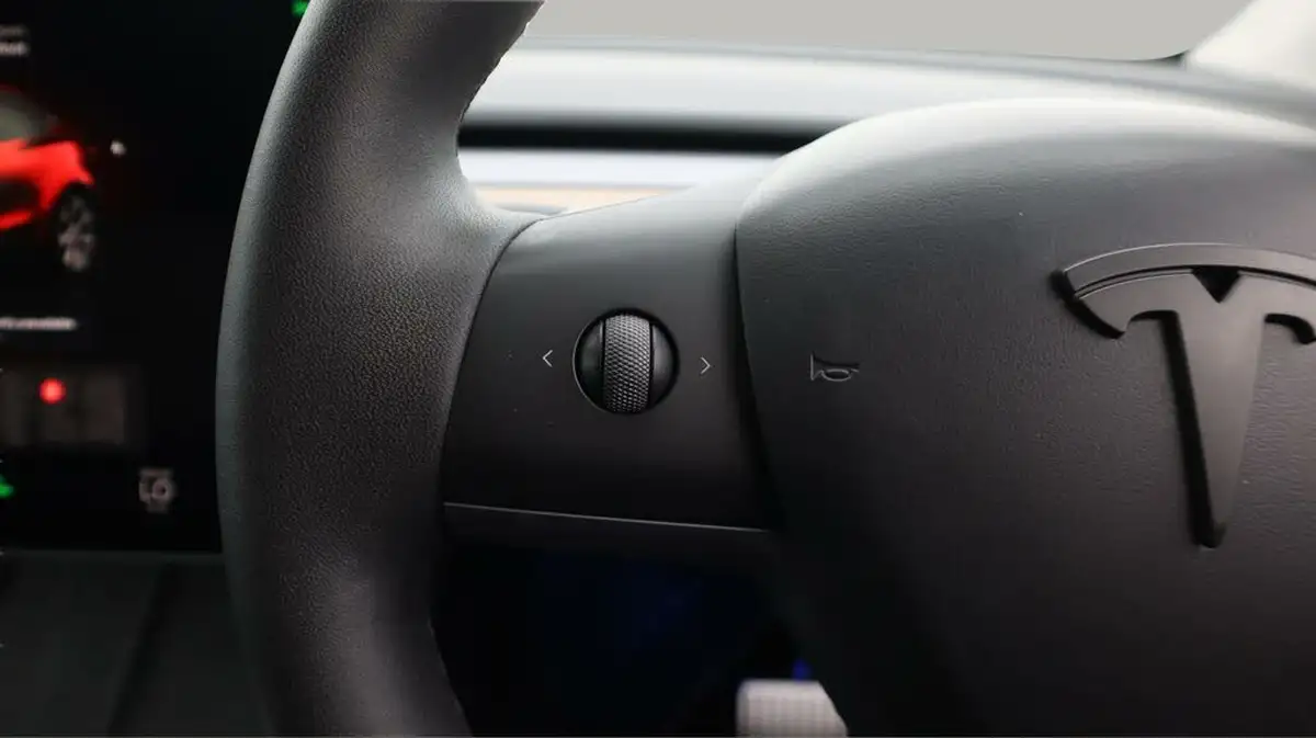 2022-tesla-model-y-e-long-range-big-25