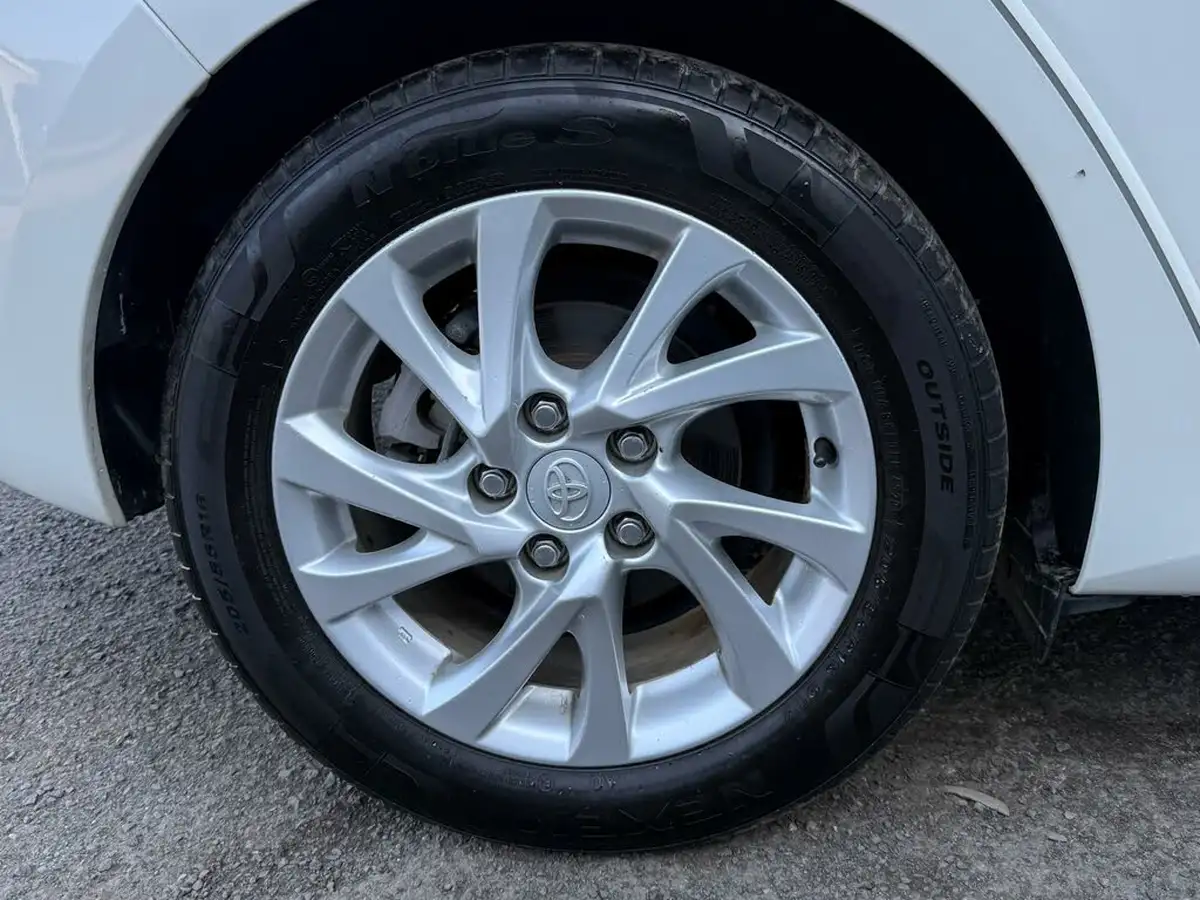 2016-toyota-auris-big-29