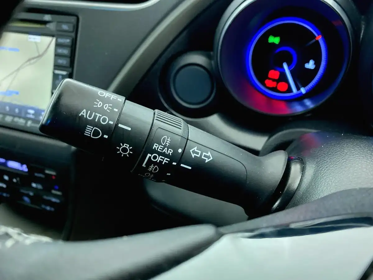 2014-honda-civic-18-sr-hatchback-big-31