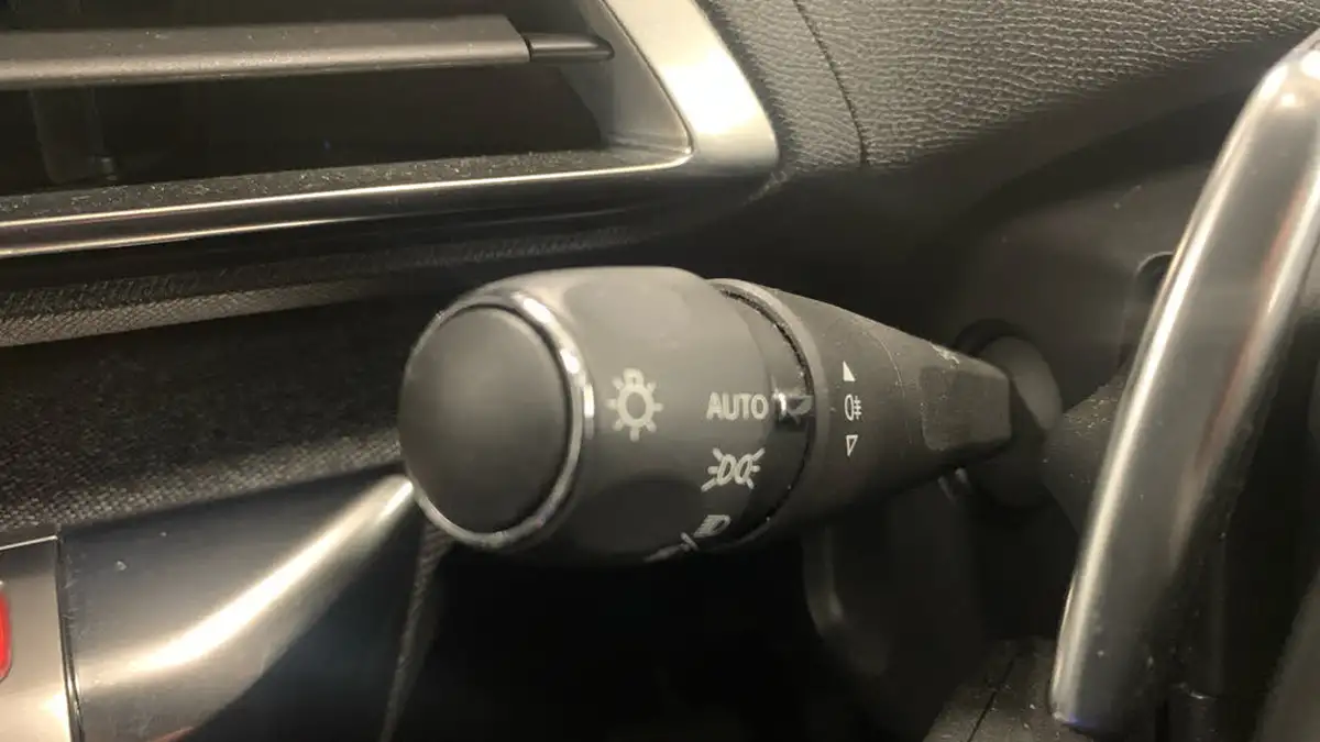 2021-peugeot-5008-suv-12-puretech-allure-premium-eat8-big-26