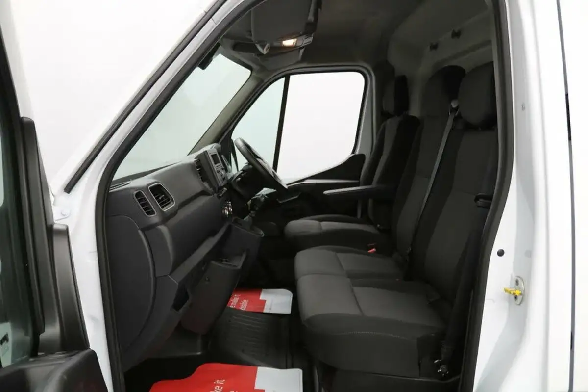 2022-renault-master-23dci-lm35-135-business-panel-big-22