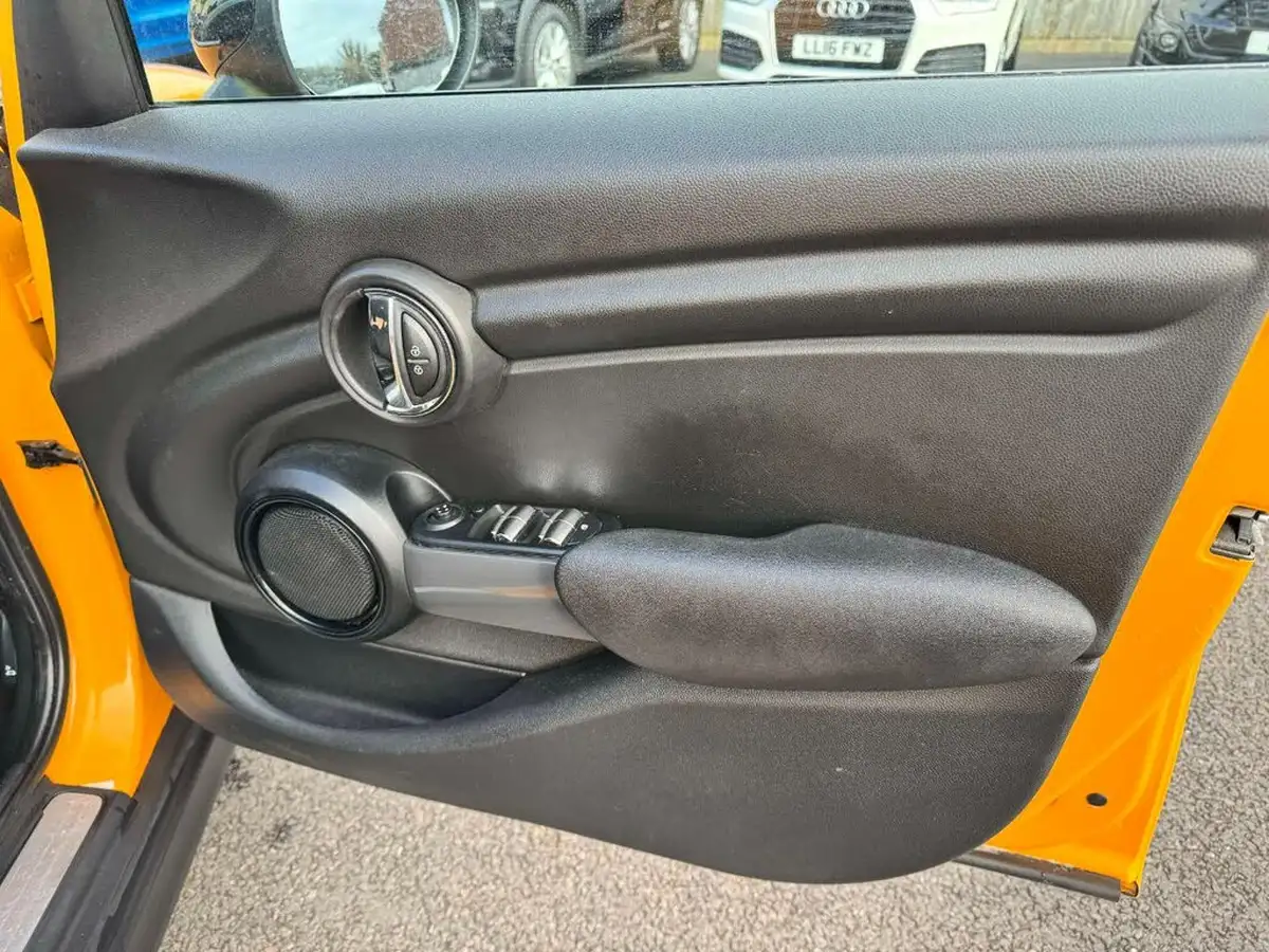 2015-mini-cooper-15-cooper-5d-auto-big-32