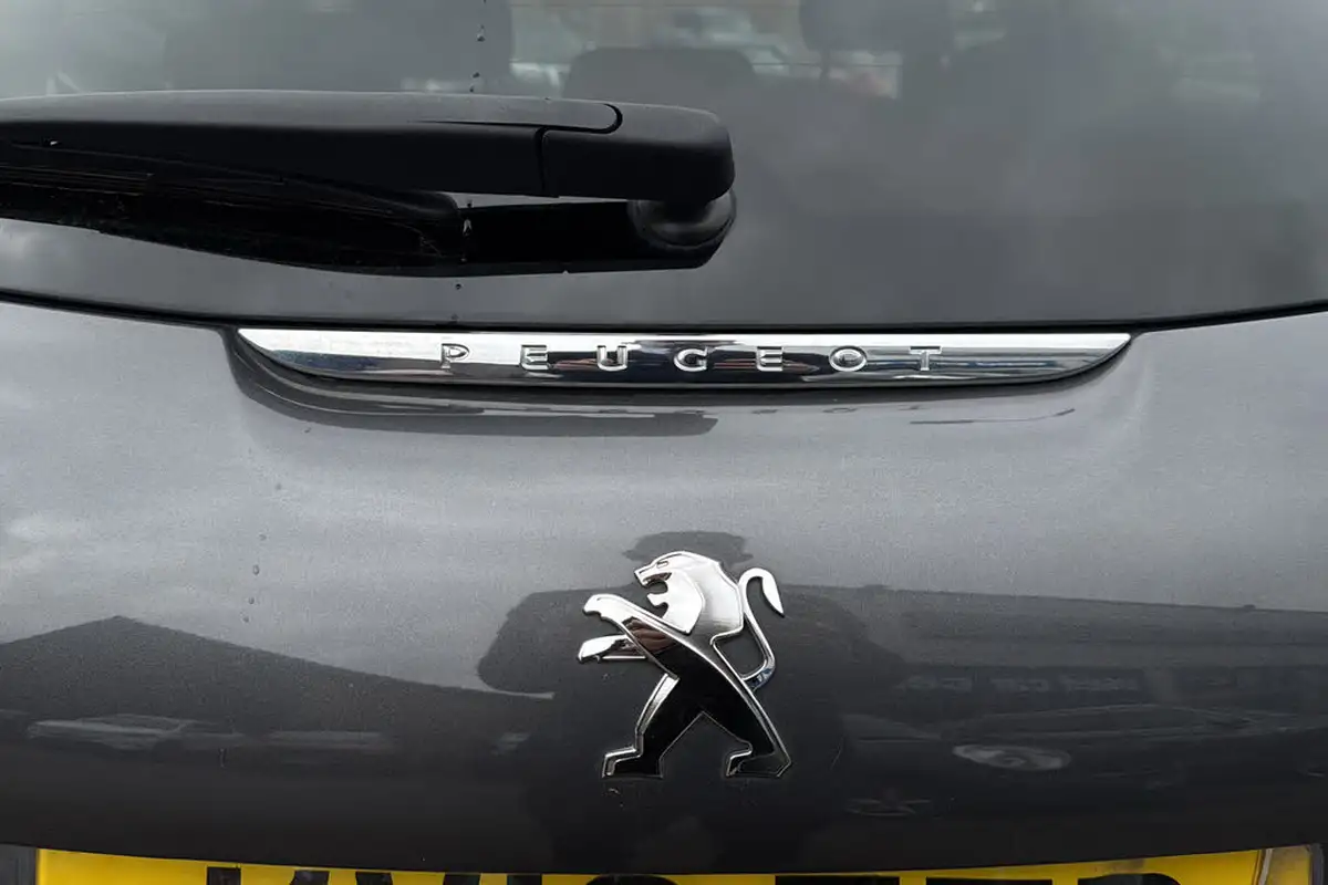 2019-peugeot-208-12-puretech-signature-big-23