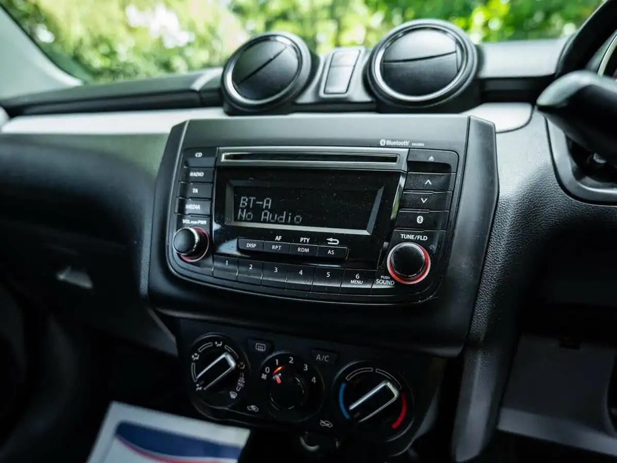 2019-suzuki-swift-12-dualjet-attitude-big-22