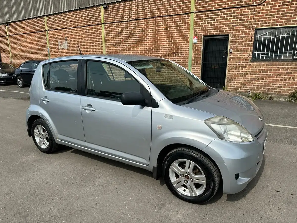 2009-daihatsu-sirion-13-se-big-9