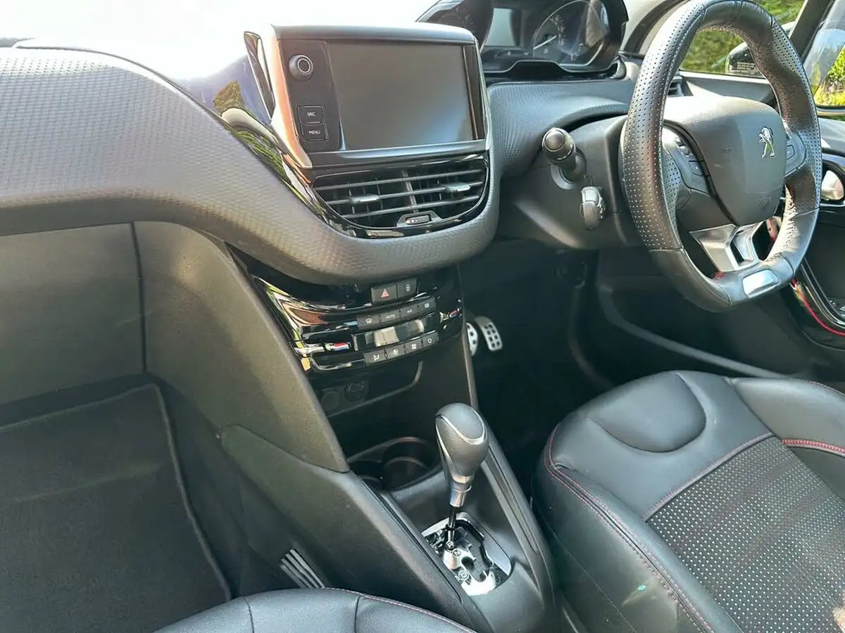 2017-peugeot-208-12-puretech-gt-line-5d-eat6-big-23