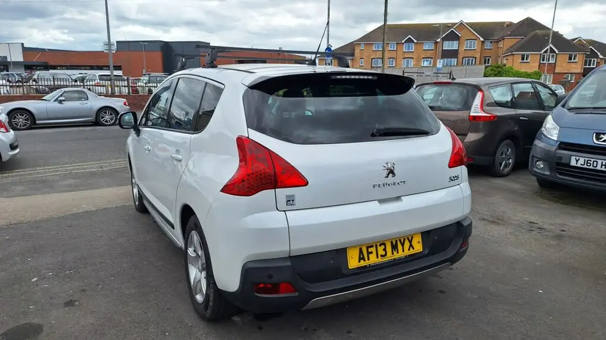2013-peugeot-3008-crossover-20e-hdi-hybrid4-sr-big-4
