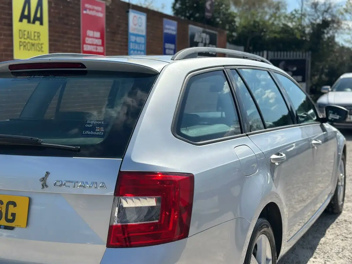 2014-skoda-octavia-16tdi-se-estate-big-18