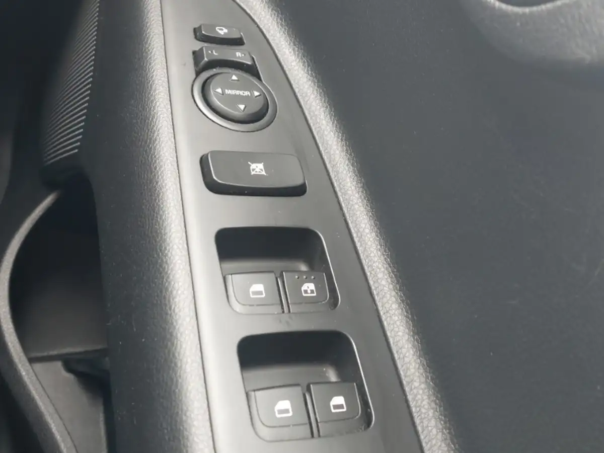 2022-kia-rio-10-t-gdi-2-big-18