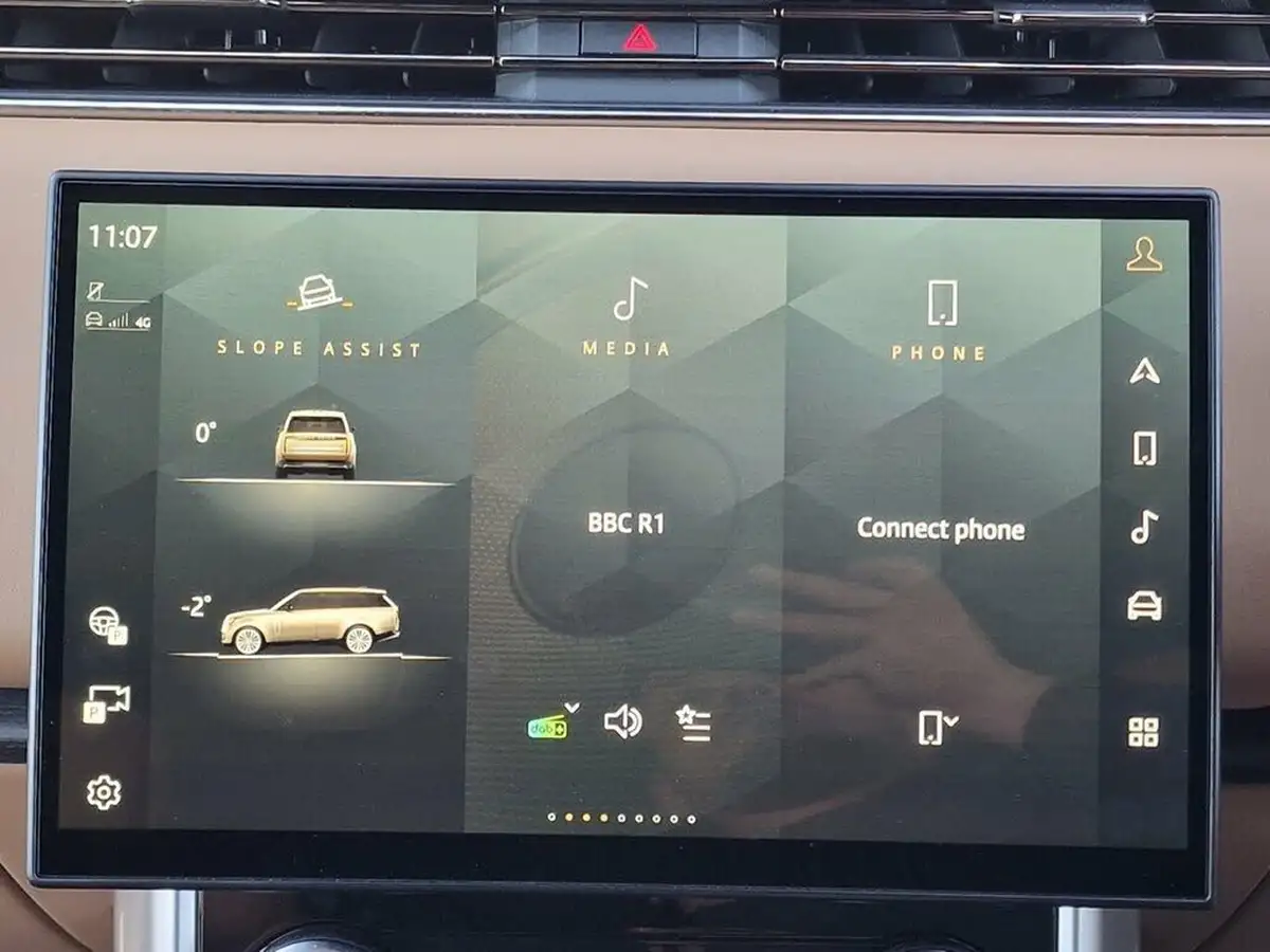 2023-land-rover-range-rover-30-p400-hse-big-33
