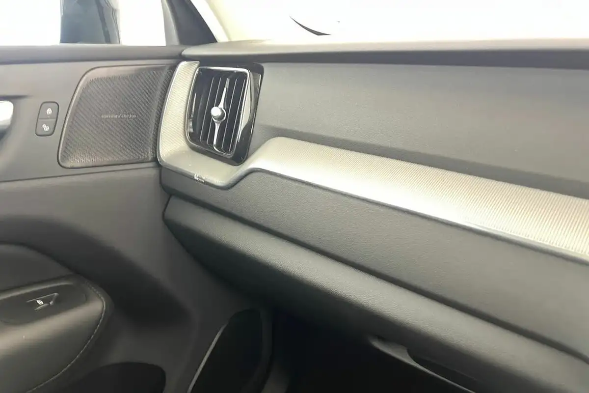 2024-volvo-xc60-20-b5-plus-big-31