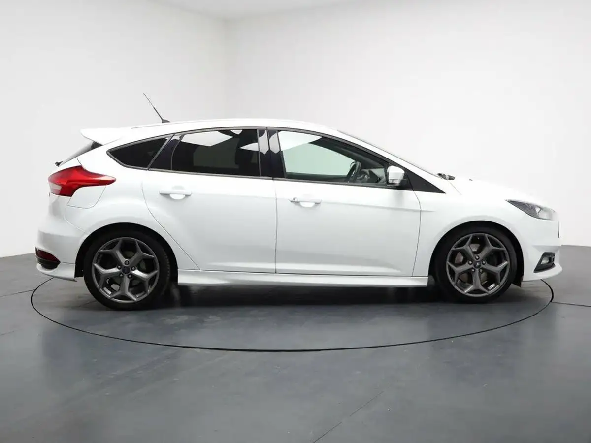 2015-ford-focus-20tdci-st2-hatchback-big-13