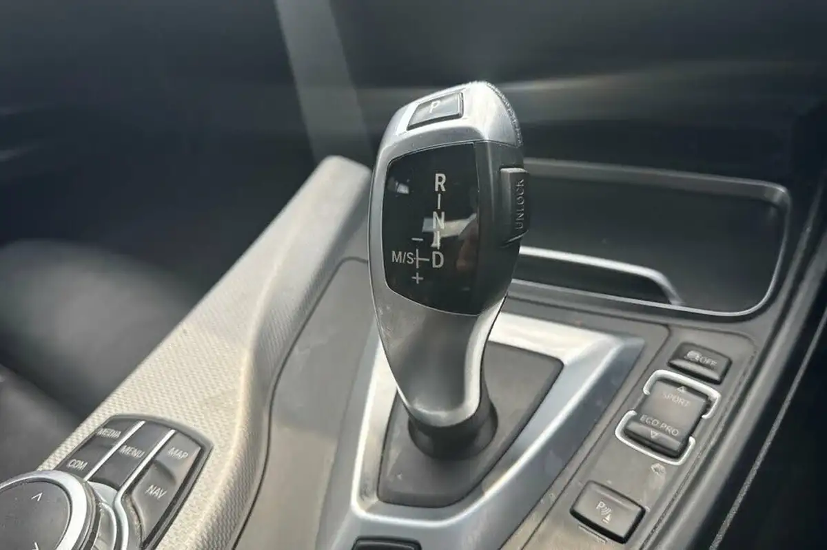 2018-bmw-3-series-20-330e-m-sport-big-16