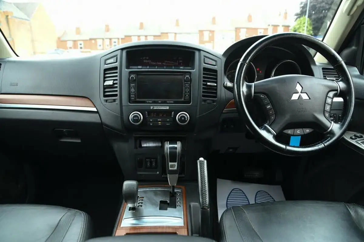 2013-mitsubishi-shogun-32td-sg3-big-25