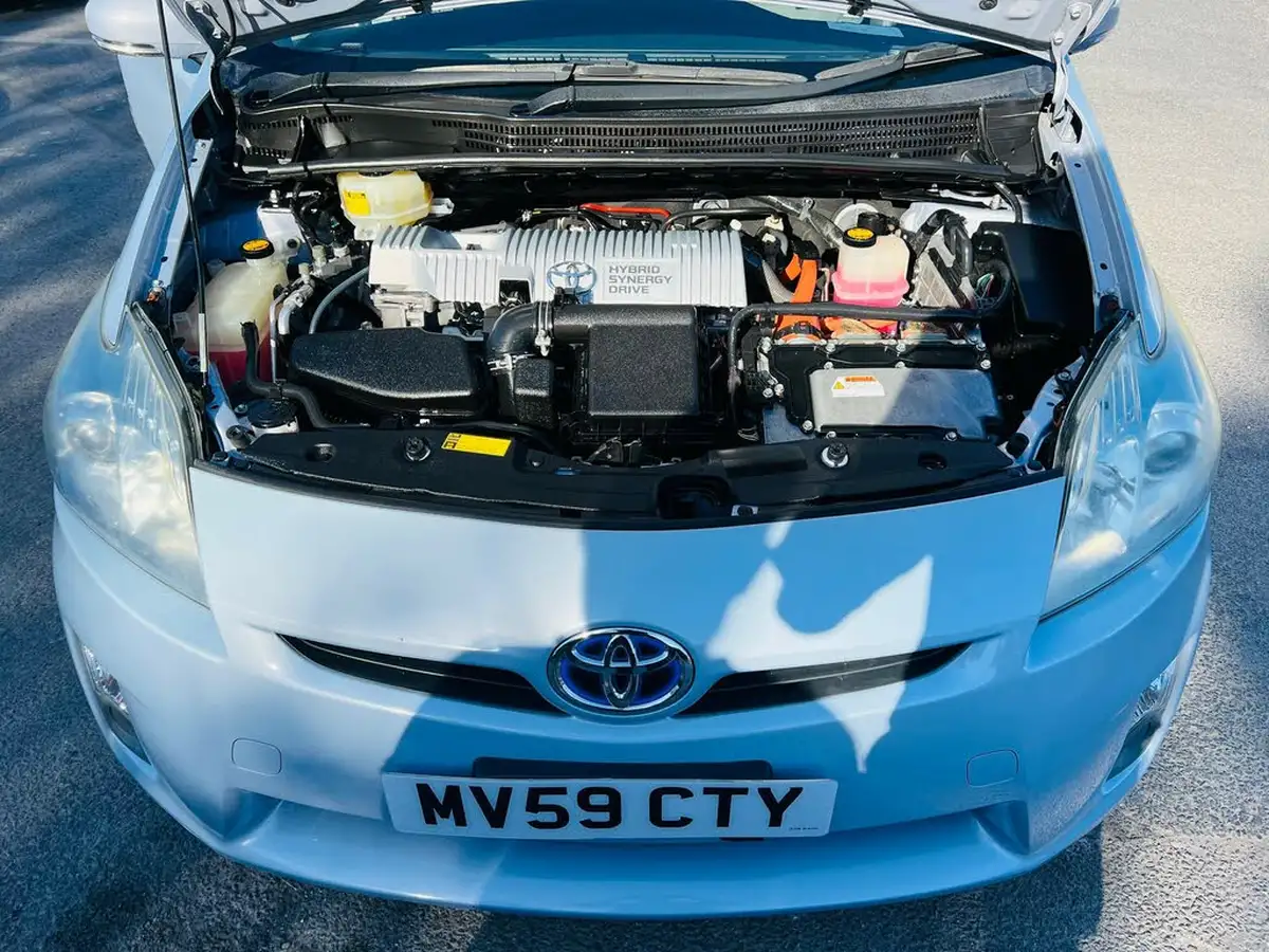 2010-toyota-prius-big-27